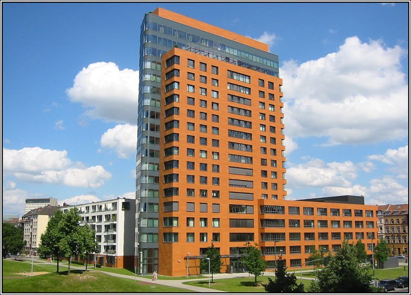 Im Jahr 2003 wurde in unmittelbarer Nachbarschaft zum Landtag und dem Rheinturm in Dsseldorf die  Wohnresidenz Portobello  (Architekten Dring, Dahmen, Joeressen) fertiggestellt. In dem markanten, ber 60 Meter hohen Hochhaus in der Mitte des Bildes sowie in dem hellen linken Gebudeflgel befinden sich Eigentumswohnungen, in dem rechten Flgel mit der gleichen Fassadengestaltung wie das Wohnhochaus dagegen Bros. Die Aufnahme stammt vom 17.06.2007.  