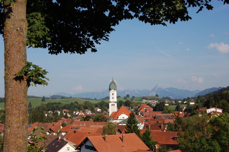 Im malerischen rtchen Nesselwang gibt es einen Parkplatz von dem aus man die ganze Stadt gut ablichten kann, bei guter Sicht sogar mit der Zugspitze im Hintergrund. Am 19.8.2009 entstand an eben diesem Parkplatz zufllig dieses Bild.