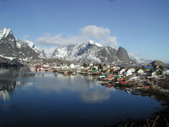 Im Reinefjorden liegen auf mehreren Insel verteilt die Orte Reine, Sakresy und Hamny. Hinter dem Betrachter liegt der 445m hohe Reinebringen. Von hier hat man einen wunderbaren berblick. Leider ist es im Winter unmglich ihn zu besteigen.