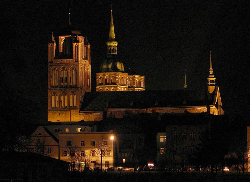 Im Scheinwerferlicht  St.Jakobi und dahinter die Trme von St.Nikolai. (Stralsund am 08.03.07)