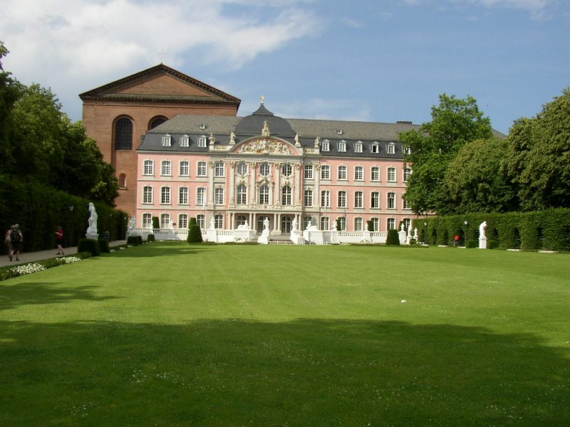 Im vorderen Teil des Bildes sieht man das Trierer Standesamt mit einem kleinen Stck Garten (das Gartengelnde dort ist viel grsser), sowie im Hinetgrund ein kleines Stck der KONSTANTIN BASILIKA. 11.06.07