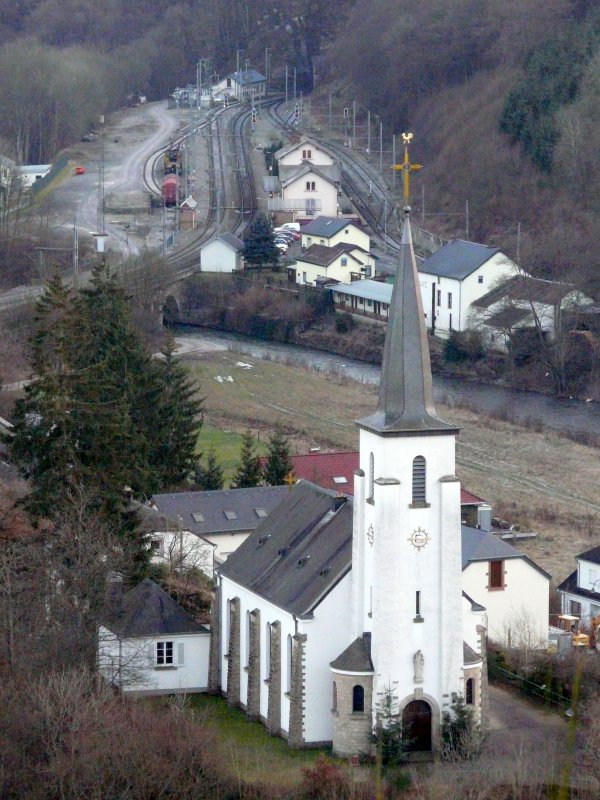 Im Vordergrund des Bildes sieht man die Kirche von Kautenbach, im Hintergrund erkennt man den Bahnhof. 17.12.07
