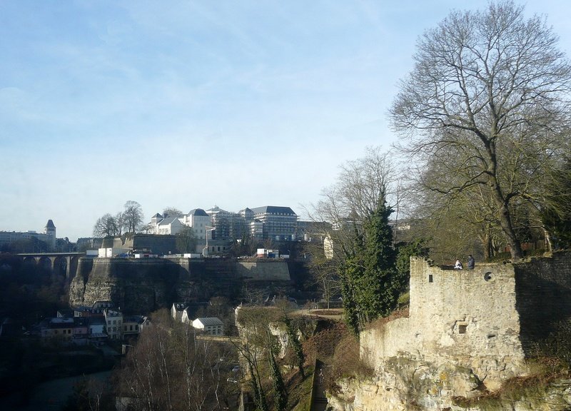 Im Vordergrund sieht man einen Teil des Bockfelsens mit den Überresten der Festung Luxemburg. Auf dem Heilig Geist Plateau ensteht zur Zeit die neue Cité Judiciaire. Man sieht auch die Passerelle, welche die Oberstadt mit dem Bahnhofsviertel verbindet und außerdem die Kirche Sacré Coeur im Bahnhofsviertel. 03.02.08