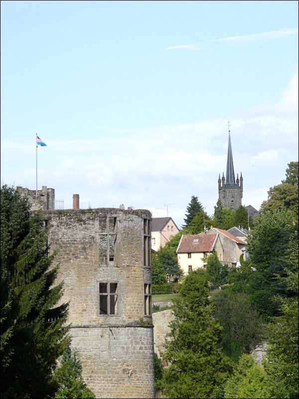 Im Vordergrund sieht man einen Teil der Burgruine und im Hintergrund den charakteristischen Kirchturm von Beaufort. 06.07.08 (Jeanny)