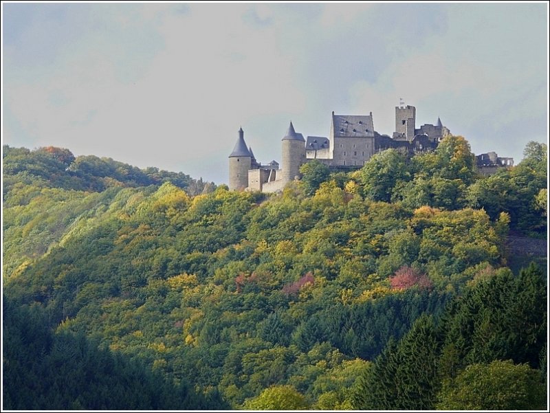 Im Wald rundum die Burg Bouscheid erleuchten am 04.10.08 die ersten Herbstfarben. (Jeanny) 