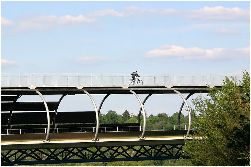 Impression der doppelstckigen Nesenbachtalbrcke: oben Radfahrer (und Fugnger), unten die Autos. 30.5.2007 (Matthias)