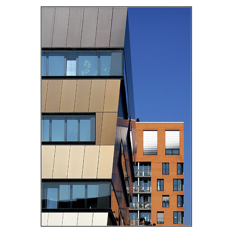 Impression vom Wohngebiet Scharnhauser Park in Ostfildern: Stadthaus und einens der Punkthochhuser. 7.10.2007 (Matthias)