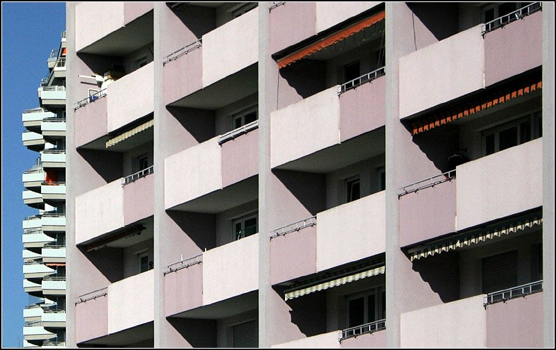 Impression der Wohnsiedlung  Fasanenhof . Die Balkone links im Hintergrund gehren zum Wohnhochhaus  Salute  von Hans Scharoun. 16.02.2008 (Matthias)