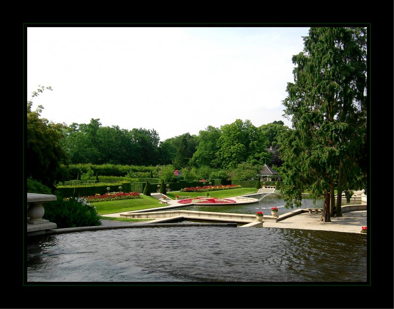 Impressionen aus den kniglichen Schlossgrten von Arcen (Niederlande in der Nhe von Venlo - Richtung Velden). Sowohl das Schloss als auch die weitlufigen und traumhaft schnen Parkanlagen knnen besichtigt werden. Wir haben es in 5 Stunden nicht durch den Park geschafft... die Vielfalt zum Fotografieren ist einfach unglaublich. Insbesondere Rosenfreund drften dort voll auf ihre Kosten ab. Wer mchte, kann sich hier informieren... http://www.kasteeltuinen.nl/index2.php?ipag=213