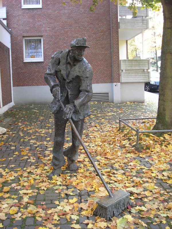 In Aachen wurde am Annutiatenbach Ecke Judengasse den fleiigen Kehrmnnchen ein Denkmal gesetzt.Und wie man erkennen kann, gibt es noch viel zu tun. Herbst 2008