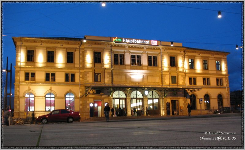 In der abendlichen Dmmerung erstrahlt das Emfpangsgebude des Chemnitzer Hbf noch mal so schn. 