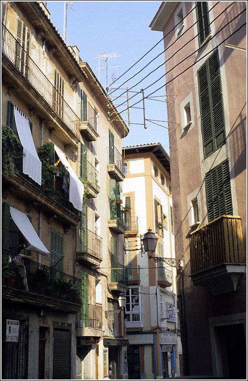 In der Altstadt von Palma de Mallorca geht es recht eng zu. Scan vom Dia, 2005 (Matthias)