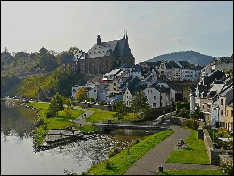 In der Altstadt von Saarburg fliet die Leuk in die Saar und auf der Anhhe befindet sich die Pfarrkirche St Laurentius, welche ursprnglich auf eine Kapelle aus dem 11. Jahrhundert zurckgeht. 19.10.08 (Jeanny) 