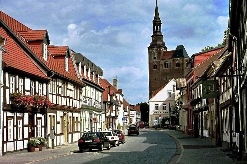 In der Altstadt von Tangermnde (September 2004). Im Hintergrund die St. Stephanskirche