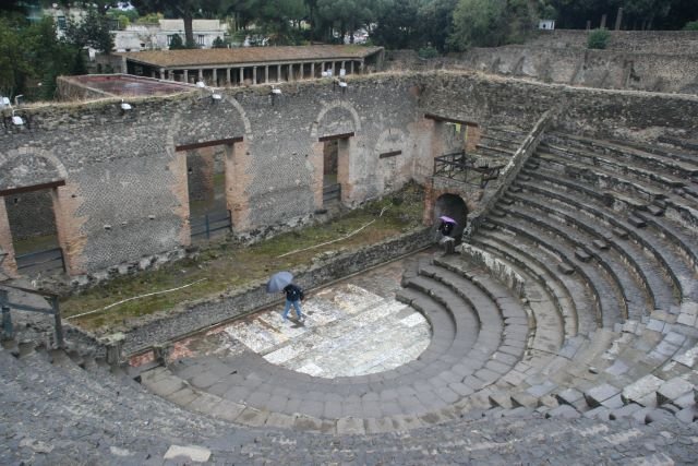 In dem etwas kleineren Odeontheater wurden berwiegend musikalische Darbietungen und Dichtkunst vorgetragen. Pompeji, 29.03.2008
