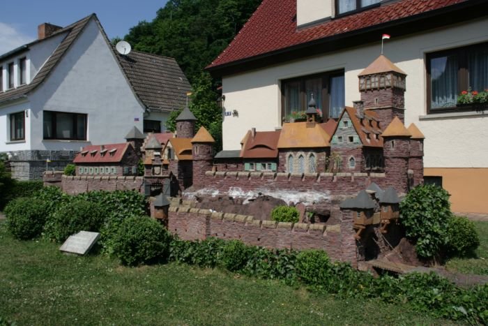 In dem kleinen Harzdorf Grillenburg befindet sich die Burgruine Grillenburg. Die Burg stammt aus dem 13. Jh. Ein Einwohner des Ortes baute mit viel Mhe ein Modell der Burg in seinem Vorgarten.