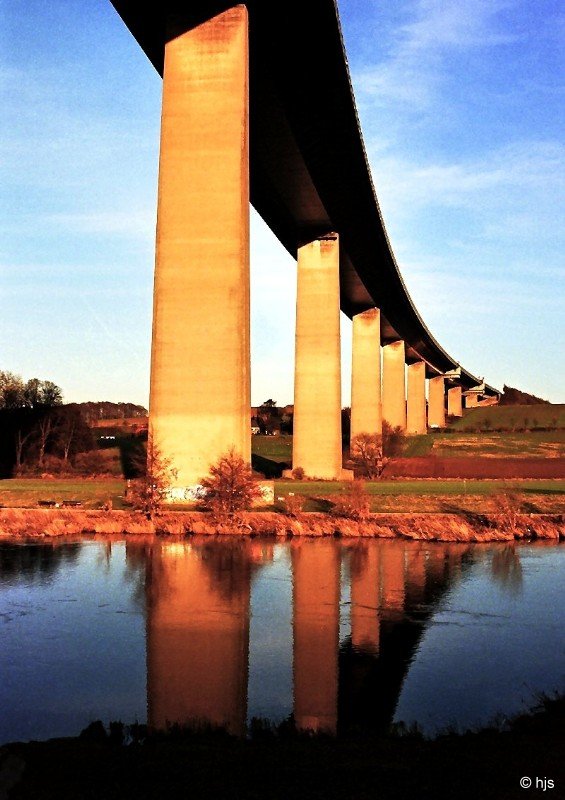 In elegantem Bogen schwingt sich die A 52 ber das Ruhrtal sdlich von Mlheim (21. November 1998).