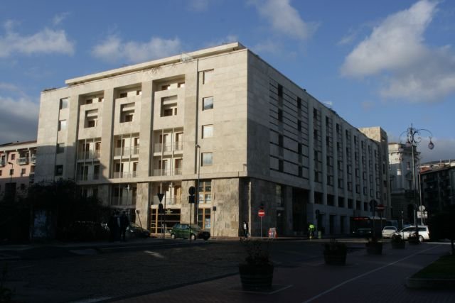 In den ersten Monatent nach dem Erdbeben mussten die Gebude zweckmig und schnell wieder aufgebaut werden. Viele schmucklose Gebude jener Zeit sind im Stadtkern, wie hier am Piazza Libert zu finden.