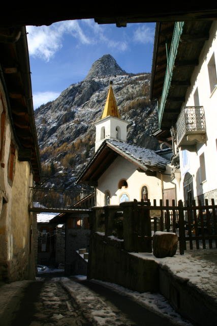 In den Gassen der Altstadt von Courmayeur; 27.11.2005 