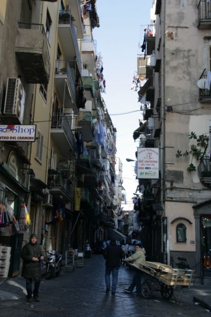 In den Gassen von Napoli: Schmutz und brckelnder Beton domenieren die Situation. Bse Zungen behaupten,  La mal den Vesuv ausbrechen! Dann ist hier alles saniert! 