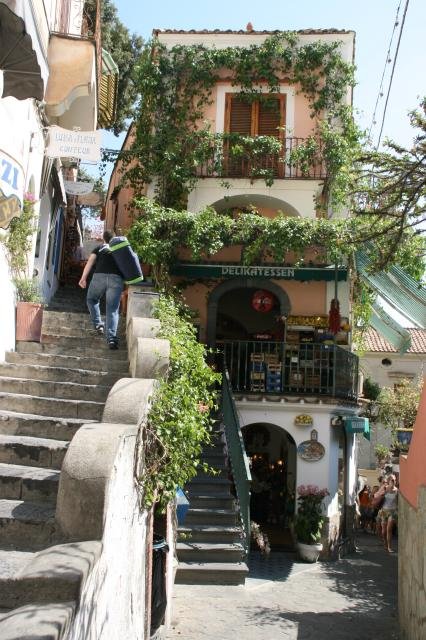 In den Gassen von Positano. Oder der Weg vom Hafen zur Hauptstrasse.