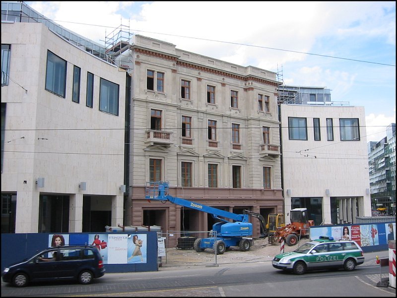 In den Jahren 2003 bis 2005 wurde in Karlsruhe am Rande der Innenstadt ein groes Einkaufszentrum gebaut, fr das eine groe Flche freigerumt werden musste. Inzwischen schreiben wir den 09.07.2005, und die Erffnung des neuen Einkaufszentrum wird in wenigen Wochen stattfinden. In dem Bild, das wieder am Rondell-Platz aufgenommen wurde, ist die alte Fassade des Theaters zu erkennen, das hier einst stand. Die Fassade ist nun in das neue Gebude integriert, und hier befindet sich auch einer der zentralen Eingnge des Einkaufszentrums. 