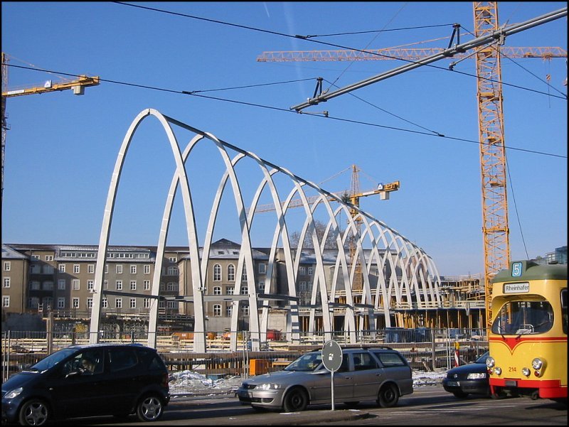In den Jahren 2003 bis 2005 wurde in Karlsruhe am Rande der Innenstadt ein groes Einkaufszentrum gebaut, fr das eine groe Flche freigerumt werden musste. Im Bild sind die Metallbgen zu sehen, die das Glasdach der groen, zentralen Einkaufspassage tragen sollen. Das Gebude wurde um sie herum gebaut. (03.01.2004)