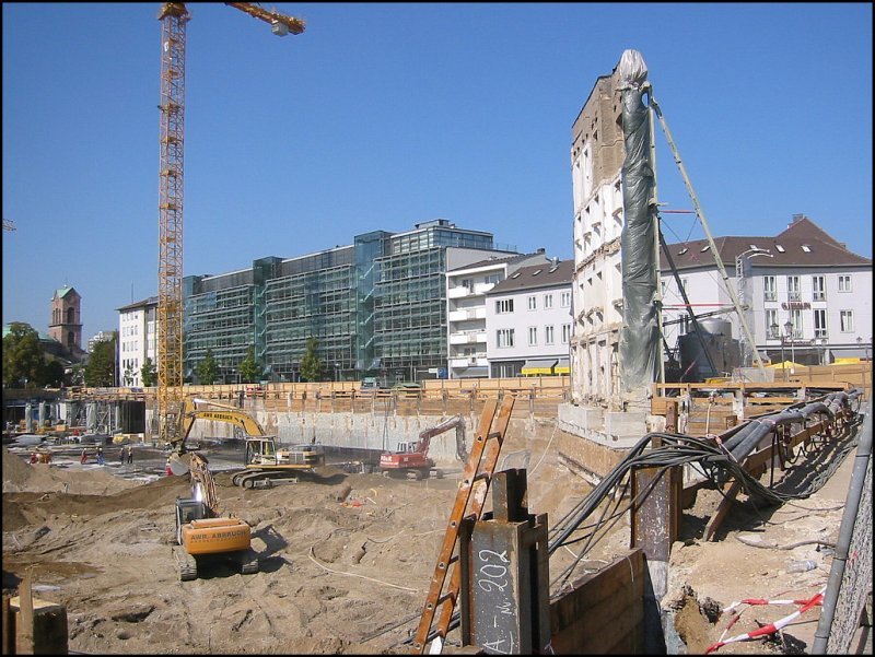 In den Jahren 2003 bis 2005 wurde in Karlsruhe am Rande der Innenstadt ein groes Einkaufszentrum gebaut, fr das eine groe Flche freigerumt werden musste. Im Bild sind ein kleiner Teil der Baugrube sowie die gerettete Fassade des Gebudes von dem vorherigen Bild zu sehen. (22.09.2003) 