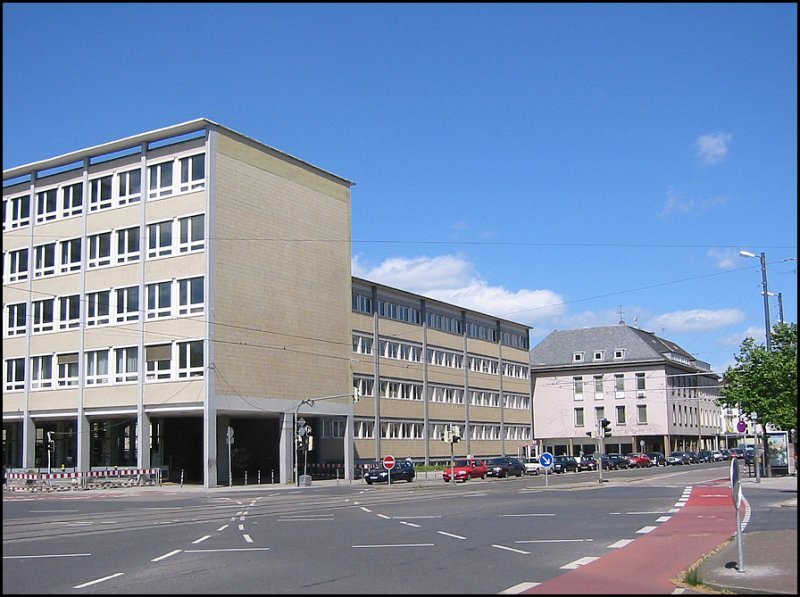 In den Jahren 2003 bis 2005 wurde in Karlsruhe am Rande der Innenstadt ein groes Einkaufszentrum gebaut, fr das eine groe Flche freigerumt werden musste. Im Bild, das am Ettlinger-Tor-Platz aufgenommen wurde, sind ein (kleiner) Teil der betroffenen Gebude zu sehen, u.a. eine Schule, die von der Betreiberfirma des Einkaufszentrums an anderer Stelle neu gebaut wurde. Die Aufnahme stammt vom 03.05.2003, unmittelbar vor Beginn der groen Abri-Aktion.