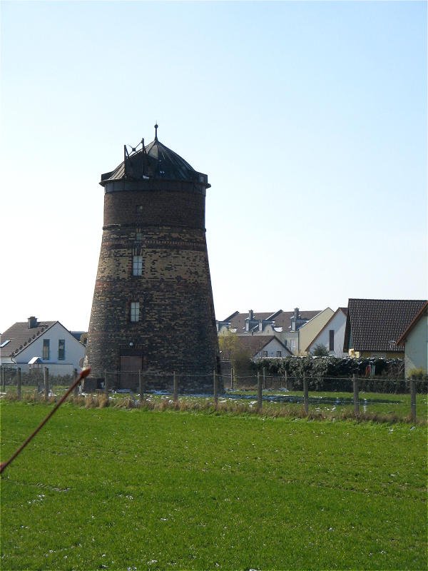 In Leipzig Lindenthal steht diese alte Windmhle unweit des Kriegerdenkmals von 1813, 25.03.08