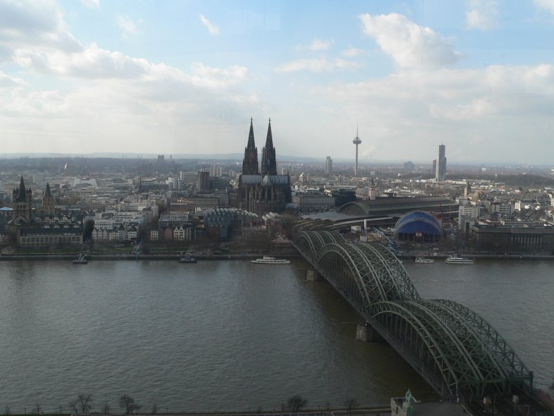 In der Mitte der Kölner Dom, im Hintergrund der Fernsehturm, im Vordergrund die Hohenzollernbrücke. Fotografiert von einer Plattformeines Hochhauses in Deutz. 10.3.2007