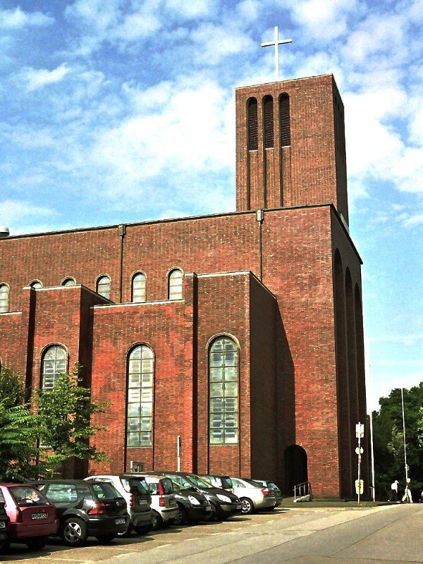 In Nachbarschaft zur evangelischen Petrikirche, deren Anfnge ins Mittelalter zurck reichen, steht auf dem Mlheimer Kirchenhgel die neu-sachliche katholische Marienkirche, gebaut 1928/29 nach Plnen von Emil Fahrenkamp (14. August 2007).