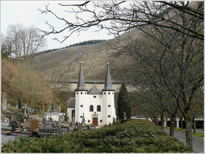 In der Nhe des Friedhofs in Vianden steht die 1770 im Renaissance Stil erbaute Kirche  Saint Roc , welche zwei sehr schne barocke Altre besitzt. 29.03.09 (Hans)