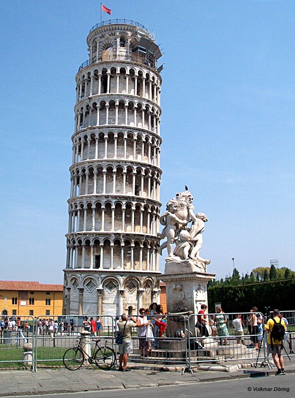 In einer Pisa-Serie darf Der Schiefe Turm nicht fehlen. Aus dieser Perspektive knnte man meinen, die Putte sttzt den Turm - oder sttzt sich am Turm ab? - 10.08.2003
