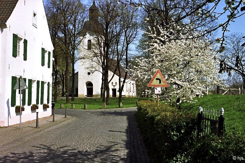 In den Stadtrandbezirken hat sich stellenweise noch etwas vom Charakter der frheren Drfer erhalten wie hier in DU-Friemersheim (7. April 2002).
