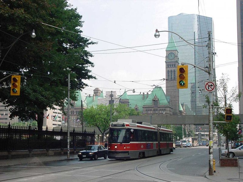 In den Strassenschluchten von Toronto: Die Tram hat eben das Rathaus passiert, im Hintergrund der  Glaspalast . 16.10.2002