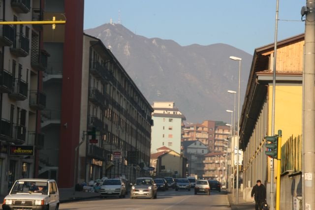 In der Via Circumvallianzone mit Blick zum Monte Vergine; 19.01.2008