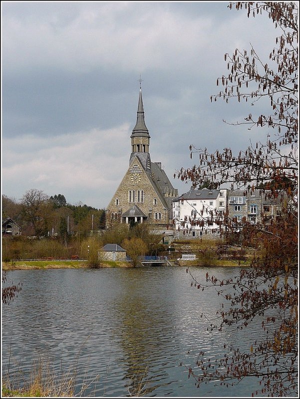 In Vielsalm liegt die Kirche am Ufer des Sees. 14.03.09 (Jeanny)