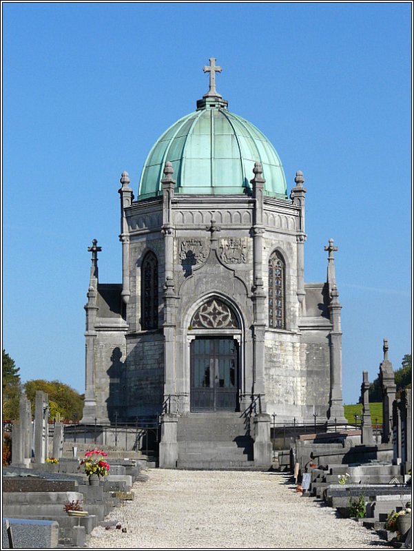 In Vierves-sur-Viroin berragt das Schloss des  Baron de Hamal  die ganze Ortschaft und auf dem Friedhof berragt dieses Grab alle anderen Grber. 28.09.08 (Jeanny)