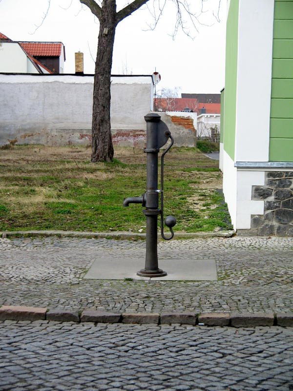 In Wurzen findet man noch die alten Handwasserpumpen zur Wasserversorgung ua an der Dresdener Strae, Wenceslaigasse und an der Liegenbank, 23.02.08