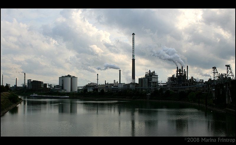 Industrie am Hafen von Krefeld-Linn.