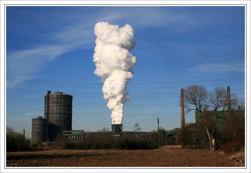 Industrielandschaft im Ruhrgebiet - Bottrop. Die Kokerei Prosper ist meines Wissens die letzte Kokerei, die von der Deutschen Steinkohle AG betrieben wird. Rechts neben der Dampfsule ist der Tetraeder (Landmarke und Wegpunkt der Route der Industriekultur) zu sehen. 