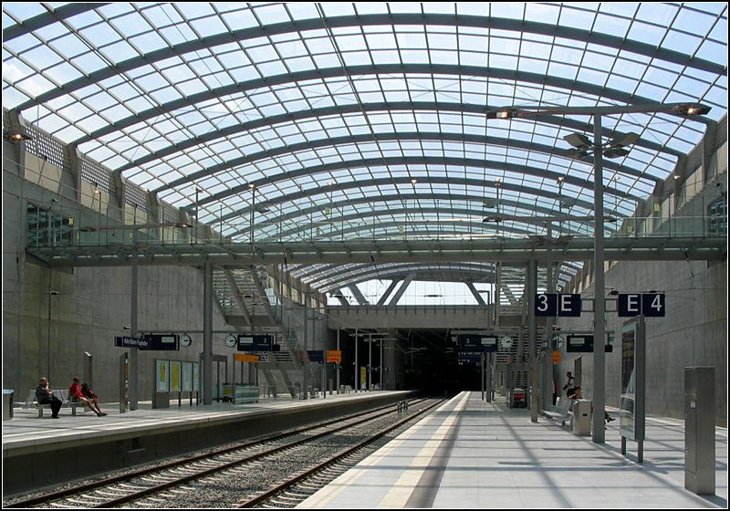 Innenansicht des tiefliegenden Flughafenbahnhofes von Kln. Erffnet wurde der Bahnhof am 12. Juni 2004. Aufnahme vom 30.7.2004 (Jonas)