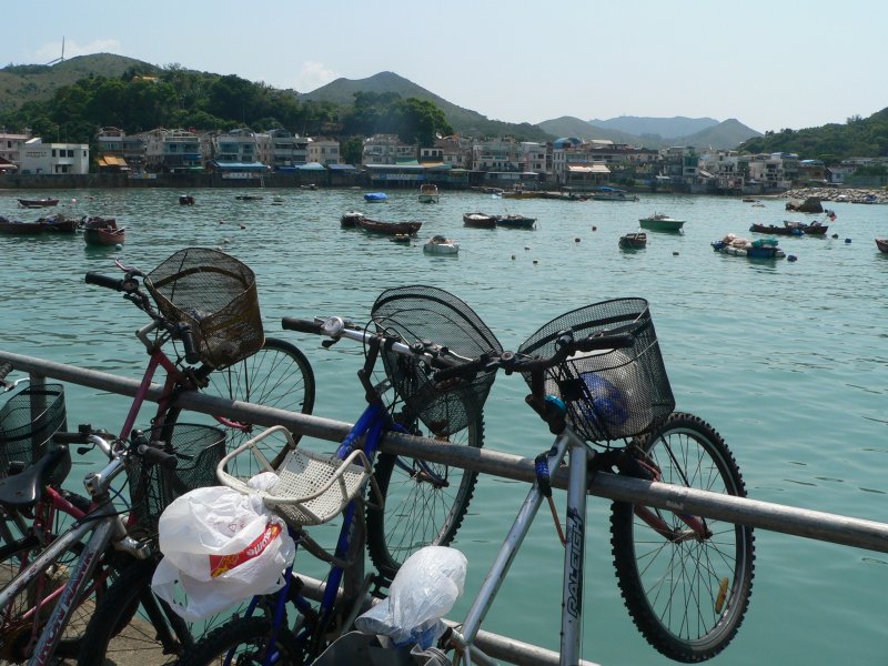 Insel Lamma in Hong Kong. Diese grne Insel ist ein beliebtes Ausflugsziel der Hong Konger mit schnen Wanderpfaden und Fisch-Restaurants. Die Insel ist eigentlich autofrei, es fahren aber einige einfache Transportfahrzeuge (mit einem chaotischen Fahrstil). 09/2007