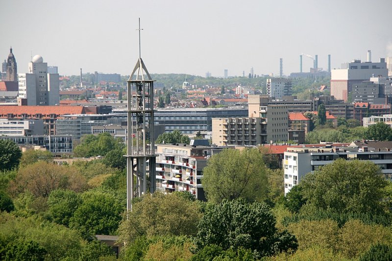 Interbau Hansaviertel Berlin: Die Kaiser Friedrich Kirche von Lemmer, daneben das interessante,weil leicht gebogene Haus von Gropius/TAC mit der lebhaften Fassade aus versetzten Balkonen mit weissen und roten Brstungen.