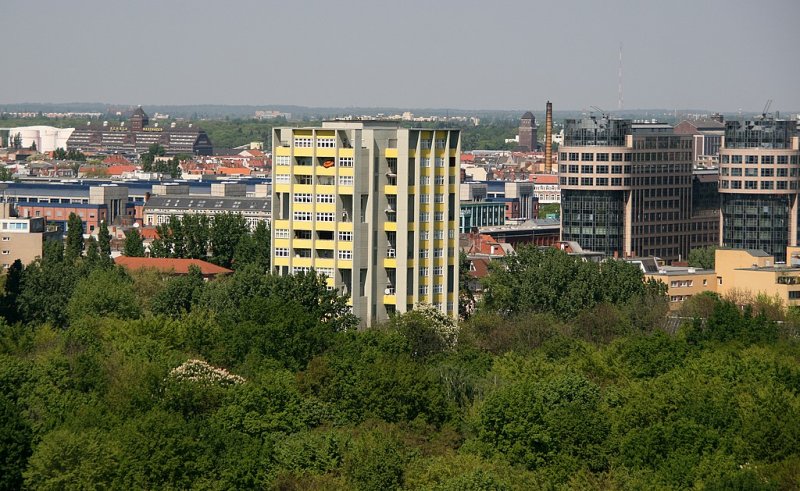 Interbau Hochhaus Hansaviertel Berlin: Architekt Schwippert baute dieses Hochhaus mit seinem plastisch vorgelegtem Betonrahmen und gelben Brstungen. Rechts daneben das Innenministerium mit seinem U-frmigen Brokomplex. 