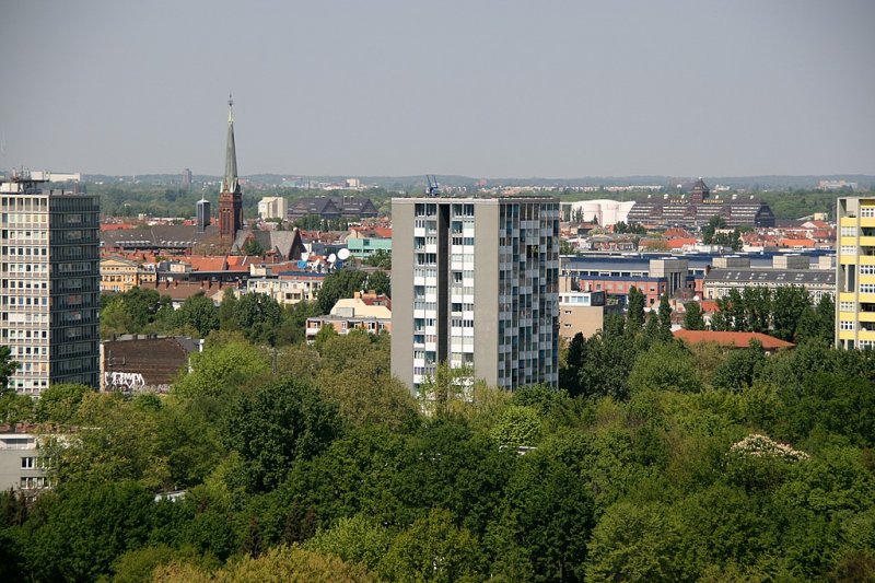 Interbau Hochhaus Hansaviertel Berlin: Architekten Beaudoin und Lopez stellten dieses Haus, das durch den Wechsel von Loggien, Wnden und Fenstern besticht, auf.