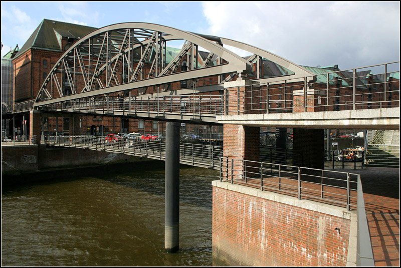 Interessante Brckenkonstruktion der Kibbelstegbrcke ber den Zollkanal. Unter die tragende Bogenkonstruktion wurden die schrgen, bereinanderliegende Steg gehngt, wobei der schmale untere Steg am breiteren darberliegenden aufgehngt wurde. 17.7.2007 (Matthias)