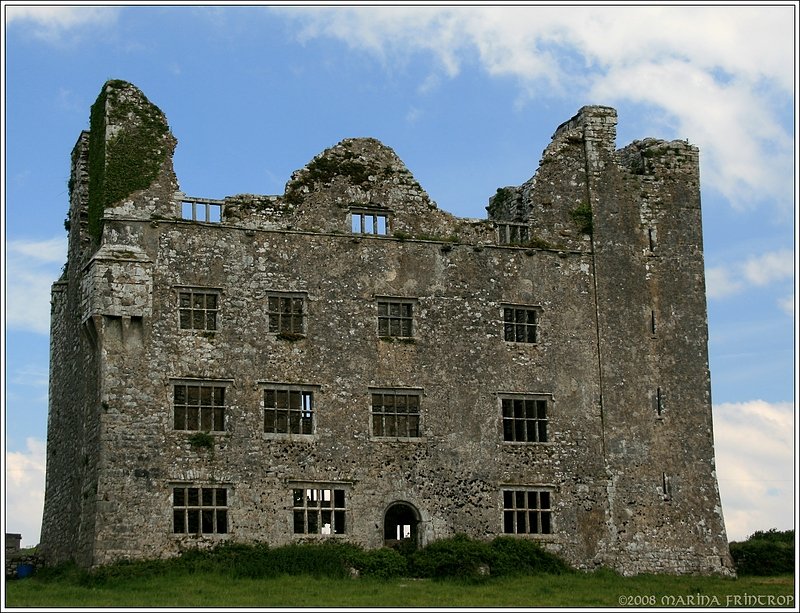 Irland - Co. Clare. Das Lemenagh Castle liegt zwischen Kilfenora und Corofin, an der Kreuzung Richtung Ballyvaughan. Um die 1480 als Schloss ausgewiesen, spter diente es den O'Brian's als Festung.