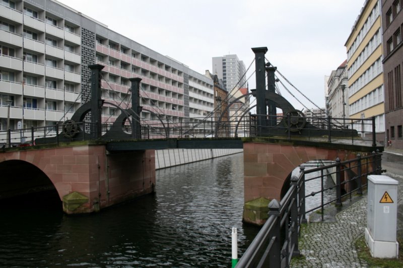 Jungfernbrcke:

1798 entstandene lteste Brcke Berlins. Typische hollndische Bauart, diente als bergang von Clln  zum Leipziger Tor.Die Durchlaesse sind aus rotem Sandstein, der Mittelteil ist eine Klappbrcke deren Teile man erneuert hat ohne die Technik zu verndern.
